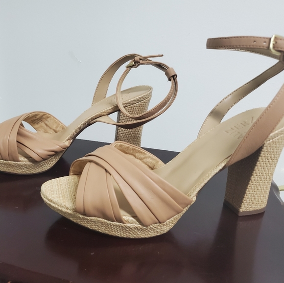 Naturalizer Sandals - Picture 3 of 4